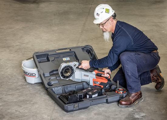 Zdjęcie 6 - Gwintownica akumulatorowa 60V Ridgid 760 FXP Heavy Duty (11-R), 2 akumulatory FXP 4 Ah, ładowarka FXP, ramię wsporcze, walizka 