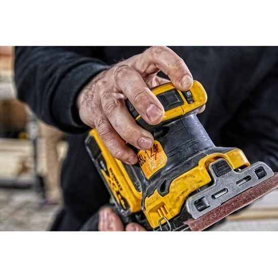 Zdjęcie 5 - Szlifierka oscylacyjna akumulatorowa DeWalt DCW200N ¼” 18V XR