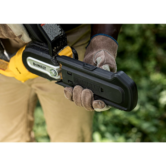 Zdjęcie 20 - Akumulatorowa mini piła łańcuchowa do gałęzi 20cm DeWALT DCMPS520P1-QW 1x5Ah + Torba + Gogle ochronne