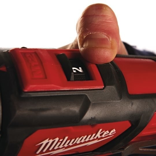 Zdjęcie 6 - Wiertarko-wkrętarka udarowa akumulatorowa Milwaukee M12 BPD-202C 30Nm 12V 2x2Ah 4933441940